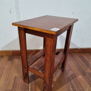 L 505 - Practica mesa auxiliar o banqueta en madera con estante inferior (Medidas 44x31x54cm) - imagen 2
