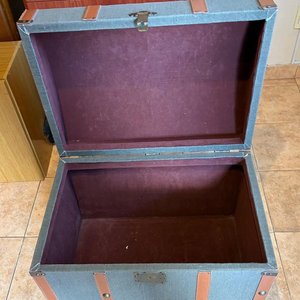Baúl Antiguo Decorativo con Tapa Curva y Detalles en Cuero - imagen 2