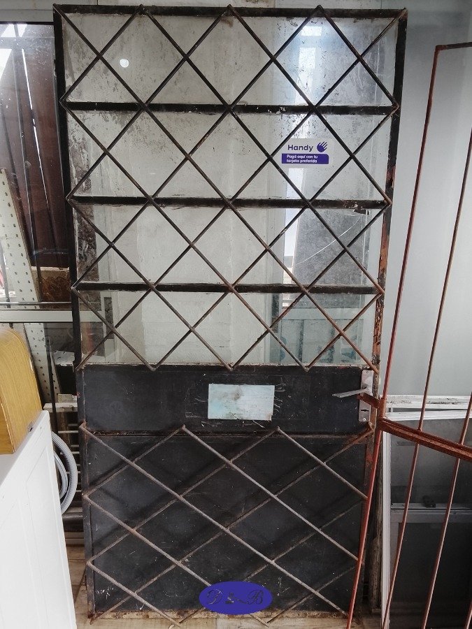 Hoja de Puerta de Chapa y Vidrio con Reja