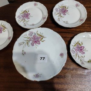 Lote siguiente: Juego de Platos y Bandeja para Postres en Porcelana con Flores