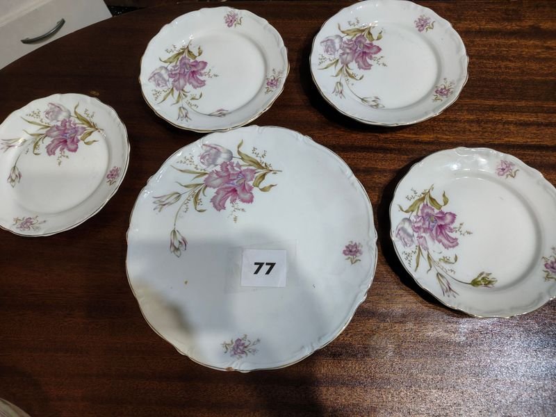 Juego de Platos y Bandeja para Postres en Porcelana con Flores