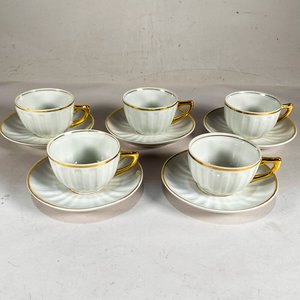 Lote siguiente: Juego de 5 Tazas y Platos de Loza Blanca con Asa y Guarda Dorada