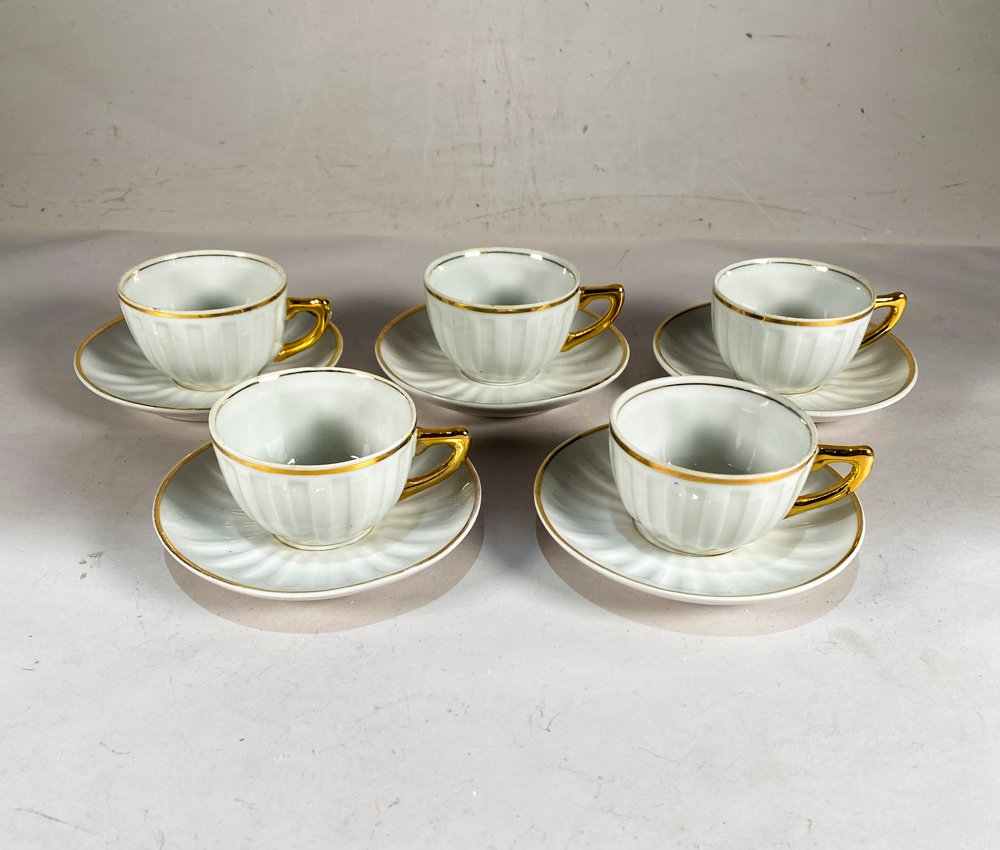 Juego de 5 Tazas y Platos de Loza Blanca con Asa y Guarda Dorada