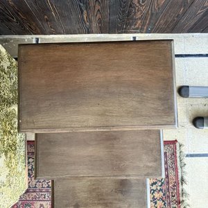 Juego de 3 mesas nido de madera con patas torneadas - imagen 6