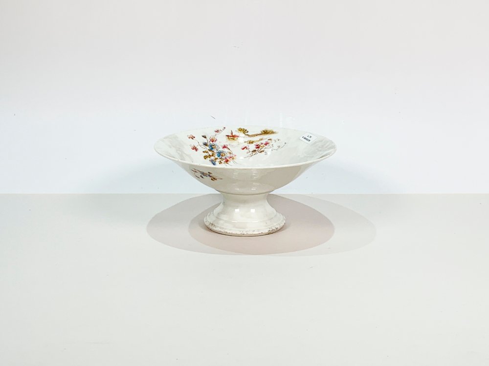 Lote siguiente: Porcelana francesa con decoración floral y central pie