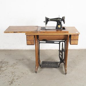 Lote siguiente: Máquina de Coser Antigua "Clipper" Singer con Mueble de Madera y Pie Metálico