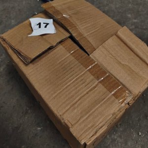 Lote de Bisagras y Tornillos Metálicos en Caja - imagen 4
