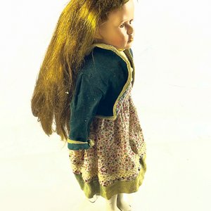 Muñeca Antigua de Porcelana con Vestido Floral y Chaqueta Verde - imagen 2