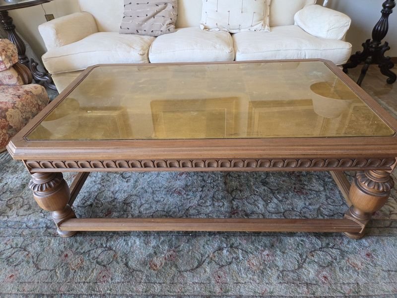 Mesa ratona Tudor con tapa en vidrio dorado - imagen 4