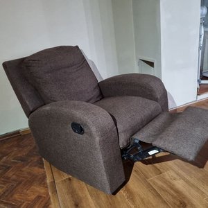 Sillón Reclinable Tapizado en Tela Parda con Apoyapiés Extensible - imagen 4