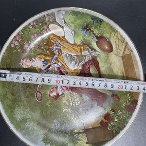 Par de Platos Decorativos de Porcelana Francesa con Escenas Galantes - imagen 3