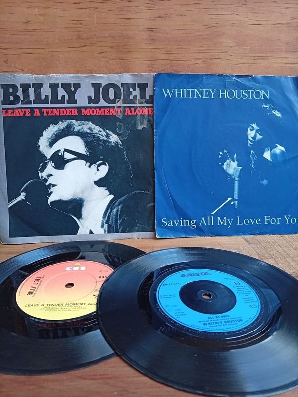 Dos discos simples: Billy Joel "Leave a Tender Moment Alone" y Whitney Houston "Saving All My Love For You"