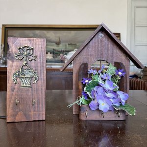 Organizador de Llaves Decorativo de Madera Oscura con Adorno Floral - imagen 6