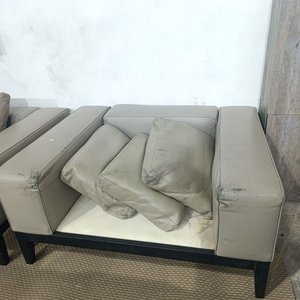 Sillón Contemporáneo Camerich USA de Cuero Gris con Base de Madera Maciza y 3 Almohadones - imagen 1