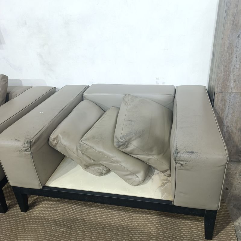 Sillón Contemporáneo Camerich USA de Cuero Gris con Base de Madera Maciza y 3 Almohadones