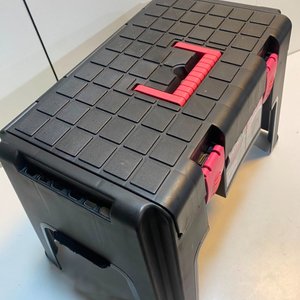 Banqueta Plástica Negra con Compartimento Organizador y Detalles Rosas - imagen 7