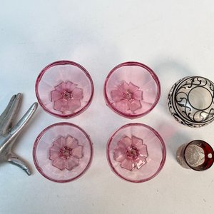 Conjunto de 4 Copas Rosadas y Taza de Cristal con Grabado "Montevideo 1917" - imagen 1