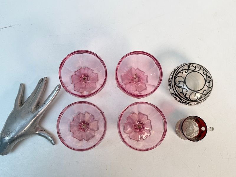 Conjunto de 4 Copas Rosadas y Taza de Cristal con Grabado "Montevideo 1917"