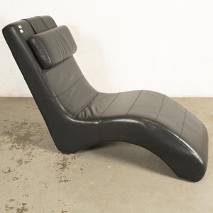 Diván de Diseño Tapizado en Cuero Negro con Almohadón Cabezal - imagen 2