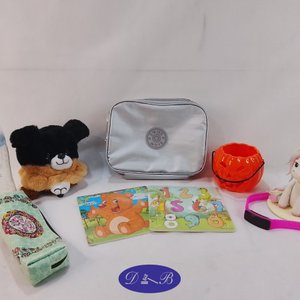Lote siguiente: Lote de Juguetes: Peluche, Puzzles, Neceser y Accesorios