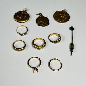 Lote de 10 Piezas: Anillos, Medallas y Accesorios de Joyería - imagen 2