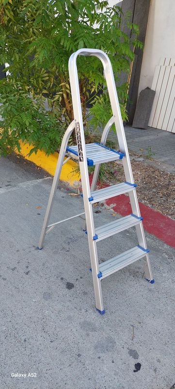 Lote siguiente: Escalera en aluminio con laterales azules