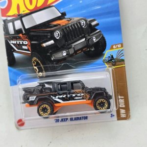 Hot Wheels Jeep Gladiator 2020 Negro Naranja - imagen 2