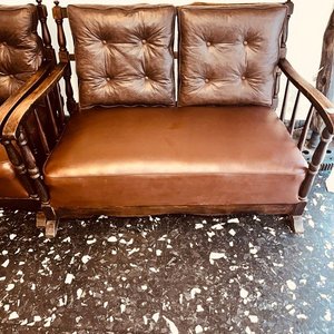 Juego de Living: Sofá de 2 Cuerpos y 2 Butacas de 1 Cuerpo en Cuerina y Madera - imagen 2