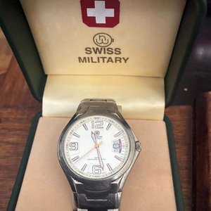 Lote siguiente: Reloj Swiss Military Hanowa Esfera Blanca Calendario Cristal Zafiro Caja y Brazalete Metálicos