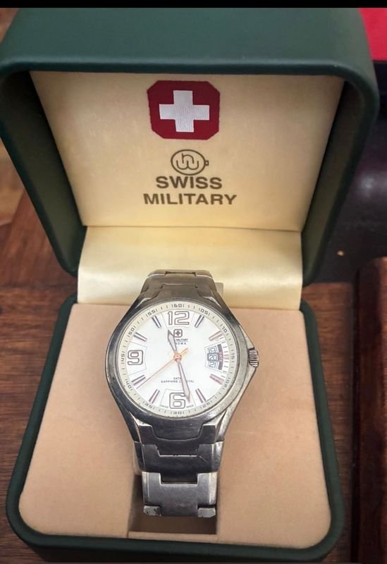 Reloj Swiss Military Hanowa Esfera Blanca Calendario Cristal Zafiro Caja y Brazalete Metálicos