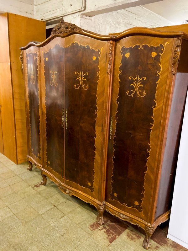 Armario antiguo de madera con marquetería y detalles dorados