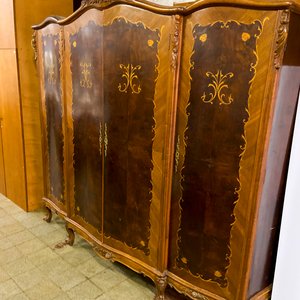 Lote siguiente: Armario antiguo de madera con marquetería y detalles dorados