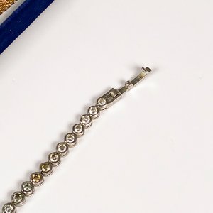 Dos Pulseras: Brazalete Dorado Enchapado y Pulsera Metálica con Circones - imagen 4