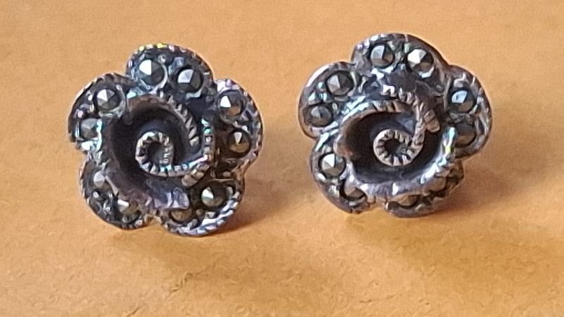 Parejas de pendientes de plata con diseño intrincado - imagen 2