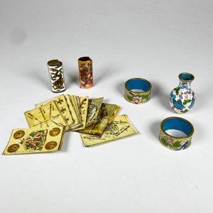 Lote anterior: Cinco piezas de bronce y esmalte y cartas españolas