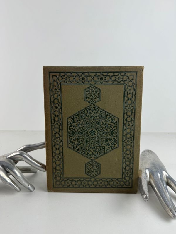Libro de KHADRA con diseños coloridos y materiales variados