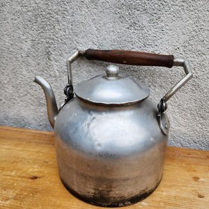Pava Antigua de Aluminio con Tapa y Asa de Madera - imagen 2