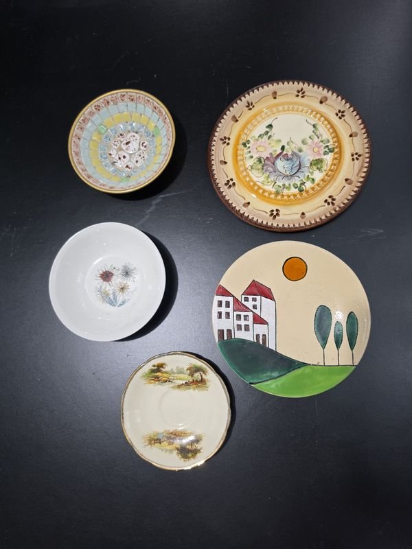 Lote de Platos Decorativos Coleccionables con Diseños Variados