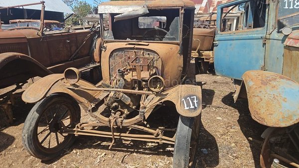 Camioneta Antigua de Colección Oxidada - imagen 1