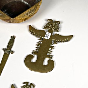 Seis Piezas de Bronce: Centro con Asa, Abrecartas, Destapador y Adornos - imagen 3