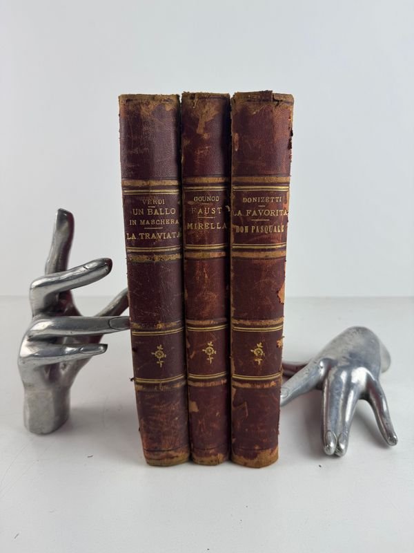 Lote siguiente: Libros antiguos de música: Un baile de máscaras, La descarriada y más