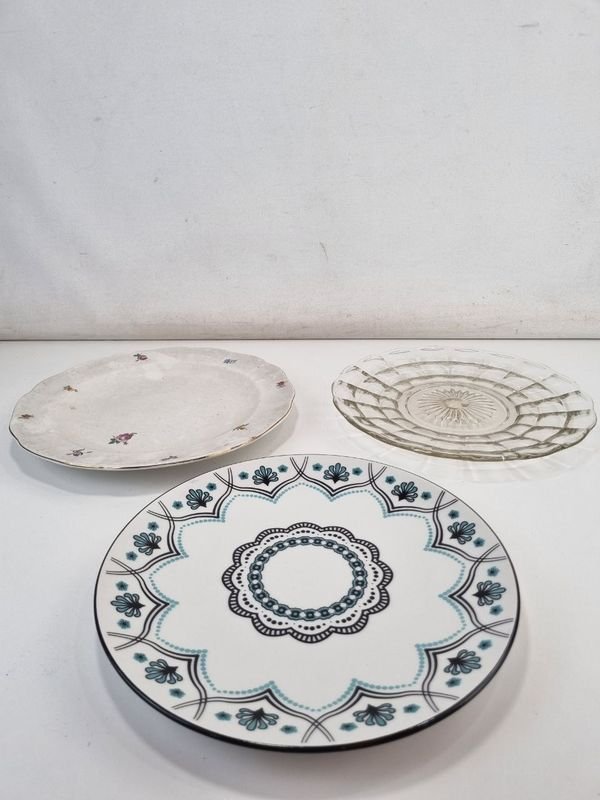 Lote siguiente: Platos de Cerámica y Cristal con Diseños Geométricos y Florales