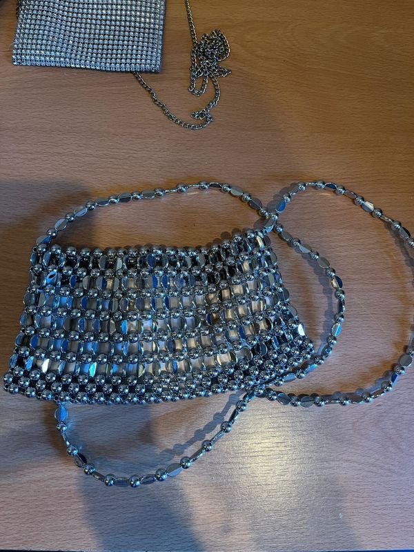 Lote anterior: Cartera de canutillos plateados con asas
