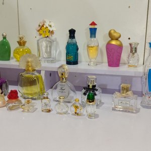 Lote de 30 Frascos de Perfumes Importados Decorativos - imagen 4