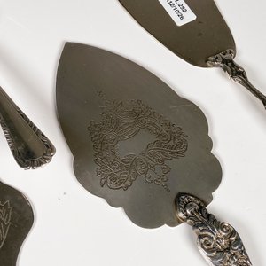 Seis Palas de Tortas Antiguas de Metal con Grabados - imagen 6