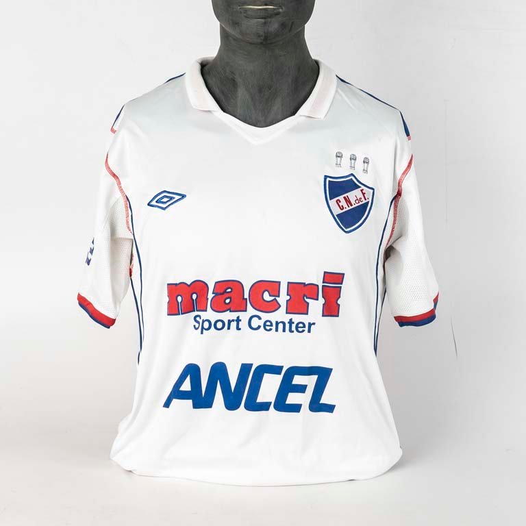 Lote anterior: Camiseta de Nacional oficial de tienda marca UMBRO N°10 modelo del año 2010
