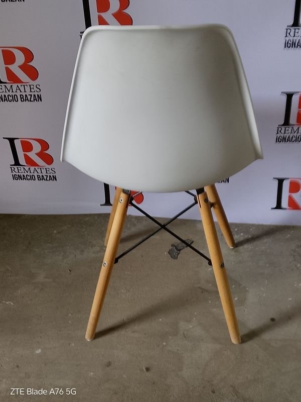 Silla de comedor blanca de plástico y madera - imagen 2