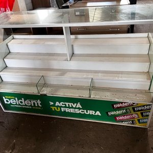 Lote siguiente: Vitrina Exhibidora de Madera y Vidrio con Estantes