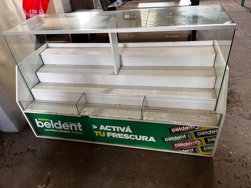 Vitrina Exhibidora de Madera y Vidrio con Estantes