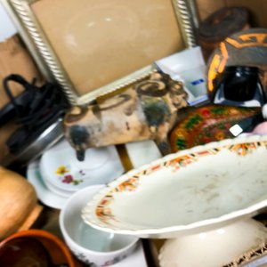 Lote Variado: Centro de Porcelana, Frasco con Tapa, Plancha Antigua y Más - imagen 3